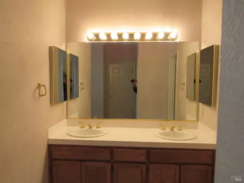 Bath - 657 Cherry Ave, Sonoma, CA 95476 photo 3 of 3