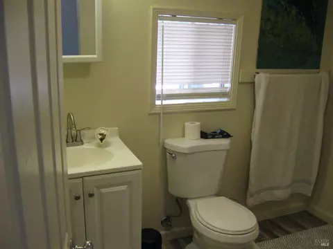 Bath - 1418 B St, Napa, CA 94559 photo 3 of 6