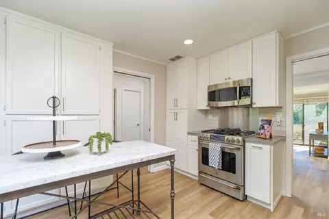 27 Mariposa Ln, Novato, CA 94947