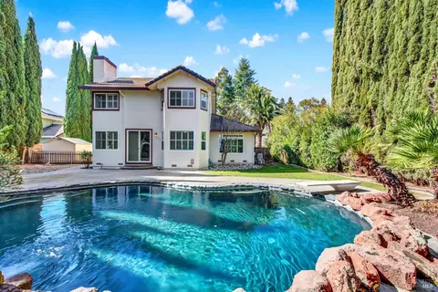Exterior - 155 Fallen Leaf Dr, Vacaville, CA 95687 photo 2 of 16