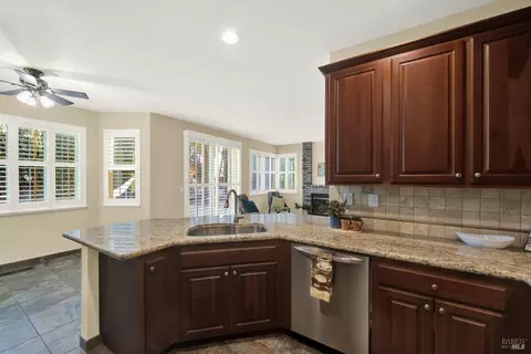 Kitchen - 155 Fallen Leaf Dr, Vacaville, CA 95687 photo 5 of 8
