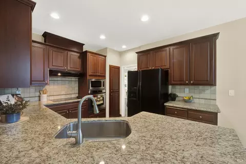 Kitchen - 155 Fallen Leaf Dr, Vacaville, CA 95687 photo 3 of 8