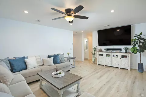 Living - 715 Priddy Dr, Dixon, CA 95620 photo 2 of 3