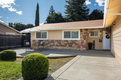 Exterior - 715 Priddy Dr, Dixon, CA 95620 photo 2 of 10