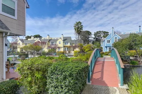 Exterior - 195 E B St, Benicia, CA 94510 photo 4 of 8