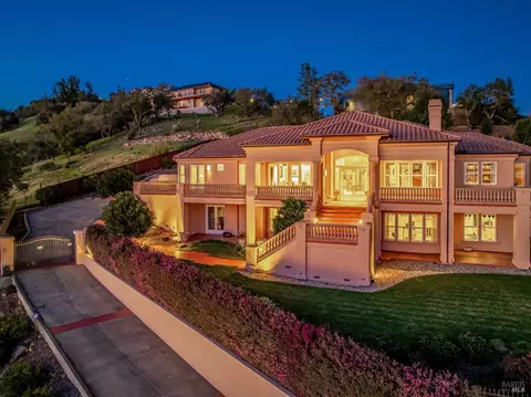 3729 Skyfarm Dr, Santa Rosa, CA 95403