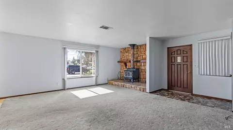 Living - 324 Hamilton Dr, Fairfield, CA 94533 photo 2 of 4