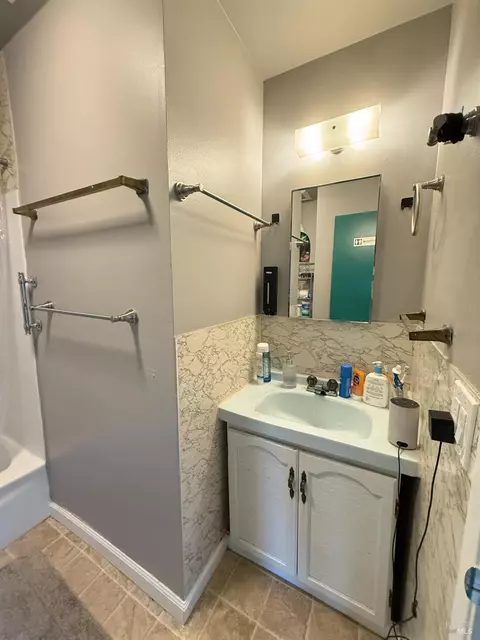 Bath - 937 Pacific Ave, Fairfield, CA 94533 photo 2 of 6