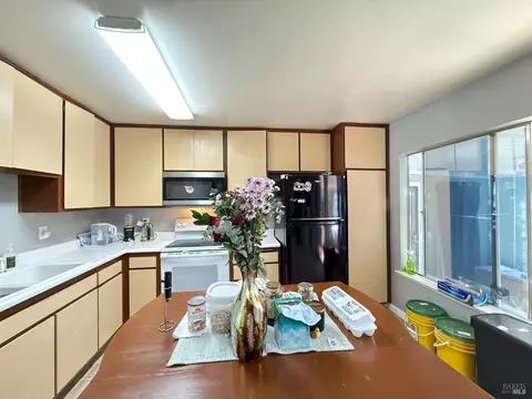 Kitchen - 937 Pacific Ave, Fairfield, CA 94533 photo 2 of 6