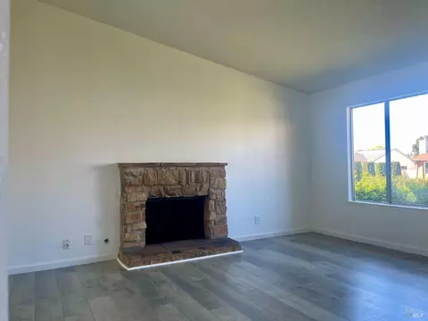 Living - 464 Evelyn Cir, Vallejo, CA 94589 photo 4 of 11