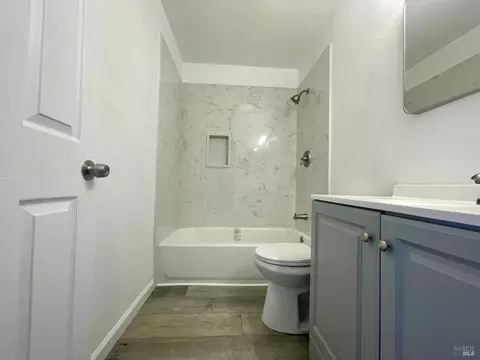 Bath - 464 Evelyn Cir, Vallejo, CA 94589 photo 2 of 5
