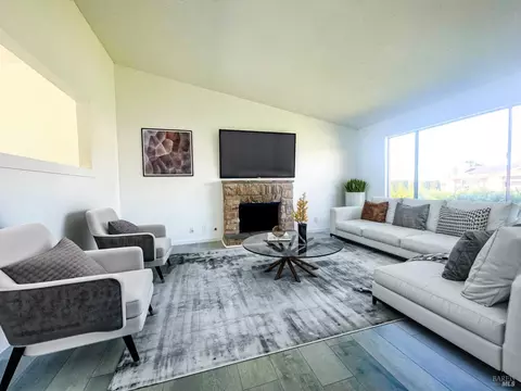 Living - 464 Evelyn Cir, Vallejo, CA 94589 photo 1 of 11