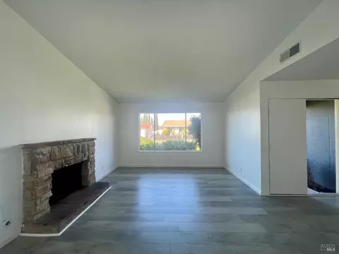 Living - 464 Evelyn Cir, Vallejo, CA 94589 photo 5 of 11