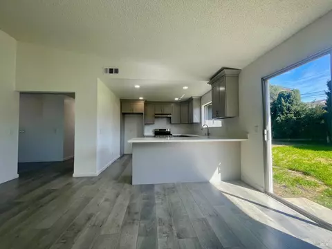 Living - 464 Evelyn Cir, Vallejo, CA 94589 photo 9 of 11