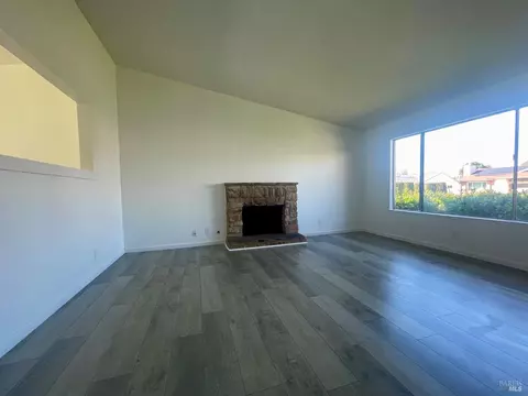 Living - 464 Evelyn Cir, Vallejo, CA 94589 photo 2 of 11
