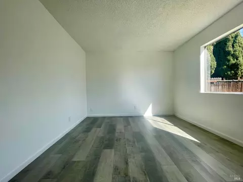 Living - 464 Evelyn Cir, Vallejo, CA 94589 photo 11 of 11