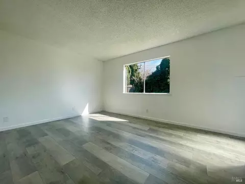 Living - 464 Evelyn Cir, Vallejo, CA 94589 photo 10 of 11