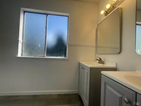 Bath - 464 Evelyn Cir, Vallejo, CA 94589 photo 4 of 5