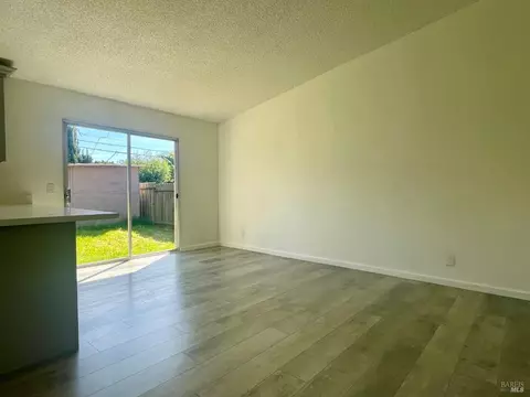 Living - 464 Evelyn Cir, Vallejo, CA 94589 photo 7 of 11