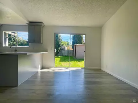 Living - 464 Evelyn Cir, Vallejo, CA 94589 photo 8 of 11