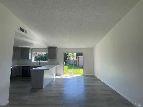Living - 464 Evelyn Cir, Vallejo, CA 94589 photo 6 of 11
