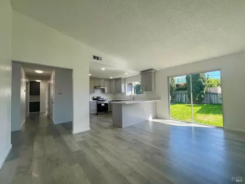 Living - 464 Evelyn Cir, Vallejo, CA 94589 photo 3 of 11