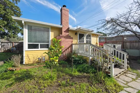8423 Spring Dr, Forestville, CA 95436