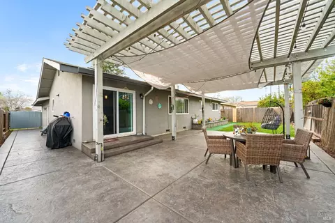 Exterior - 610 Sierra Dr, Dixon, CA 95620 photo 5 of 9