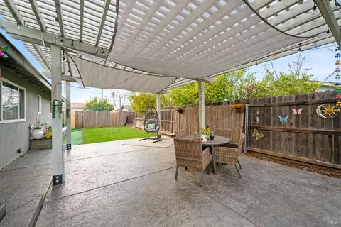Exterior - 610 Sierra Dr, Dixon, CA 95620 photo 3 of 9