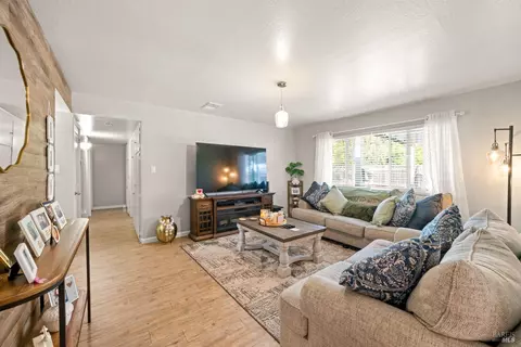 Living - 610 Sierra Dr, Dixon, CA 95620 photo 2 of 2
