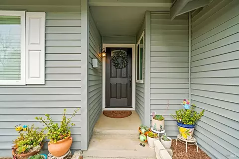 Entry Way - 610 Sierra Dr, Dixon, CA 95620 photo 1 of 4