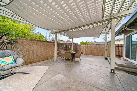 Exterior - 610 Sierra Dr, Dixon, CA 95620 photo 6 of 9