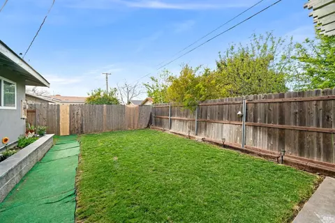 Exterior - 610 Sierra Dr, Dixon, CA 95620 photo 8 of 9
