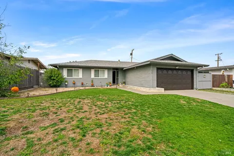 Exterior - 610 Sierra Dr, Dixon, CA 95620 photo 2 of 9