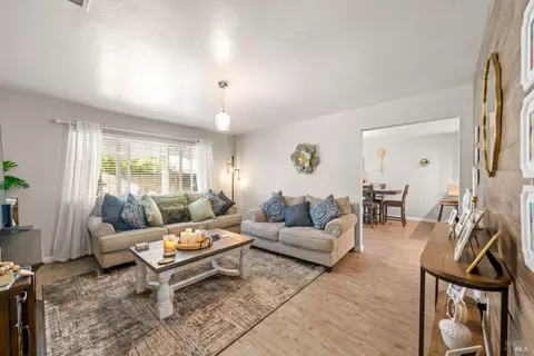 Living - 610 Sierra Dr, Dixon, CA 95620 photo 1 of 2