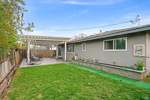 Exterior - 610 Sierra Dr, Dixon, CA 95620 photo 7 of 9
