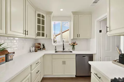 Kitchen - 225 Gary Cir, Vallejo, CA 94591 photo 4 of 7