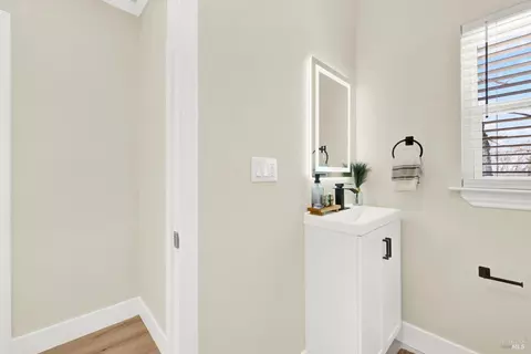Bath - 225 Gary Cir, Vallejo, CA 94591 photo 2 of 3