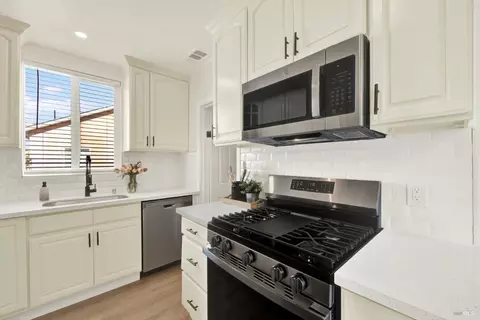 Kitchen - 225 Gary Cir, Vallejo, CA 94591 photo 3 of 7