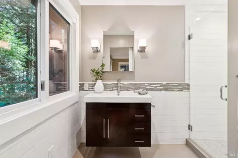 Bath - 481 Cascade Dr, Mill Valley, CA 94941 photo 2 of 3