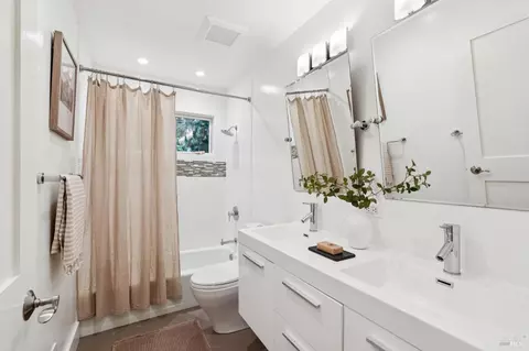 Bath - 481 Cascade Dr, Mill Valley, CA 94941 photo 3 of 3