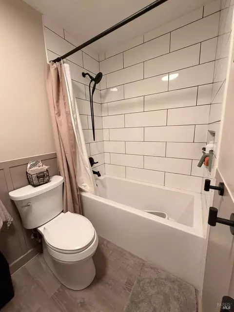 Bath - 1530 Ferrero Dr, Dixon, CA 95620 photo 2 of 5