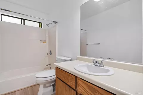 Bath - 106 Courtyards E, Windsor, CA 95492 photo 1 of 2