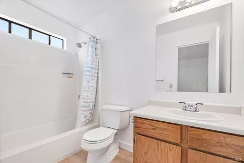 Bath - 106 Courtyards E, Windsor, CA 95492 photo 2 of 2