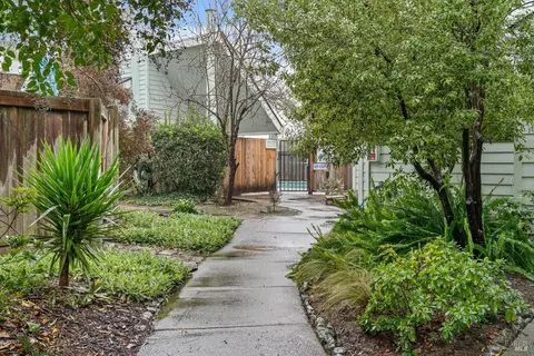 Exterior - 106 Courtyards E, Windsor, CA 95492 photo 6 of 14