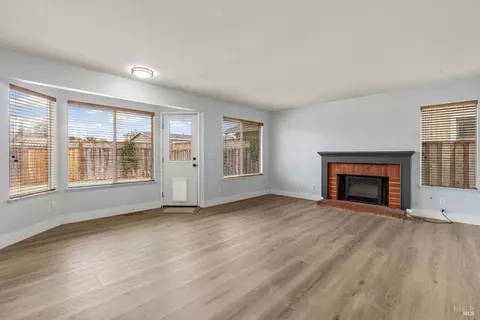 Living - 172 Cornell St, Windsor, CA 95492 photo 5 of 8