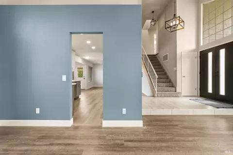 Entry Way - 172 Cornell St, Windsor, CA 95492 photo 2 of 6