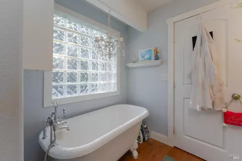 Bath - 27581 Poppy Dr, Willits, CA 95490 photo 2 of 3