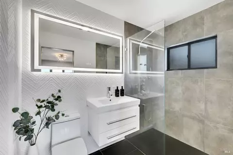 Bath - 696 Hawthorne Dr, Tiburon, CA 94920 photo 1 of 2