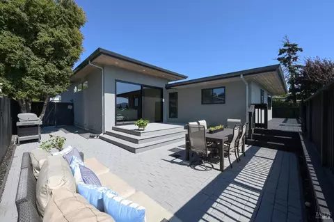 Exterior - 696 Hawthorne Dr, Tiburon, CA 94920 photo 7 of 18